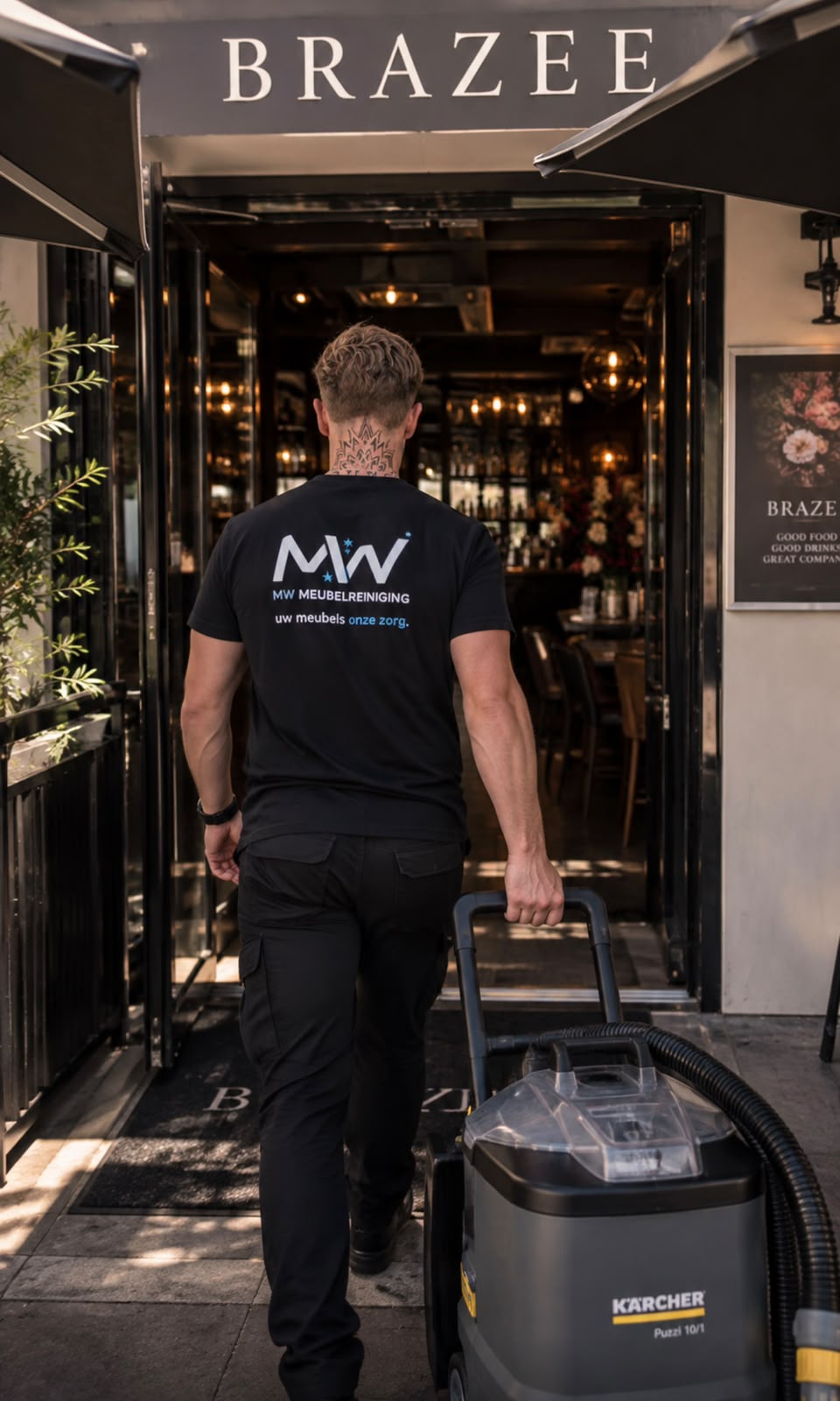 Michael van MW Meubelreiniging loopt met een professionele reinigingsmachine een pand binnen.